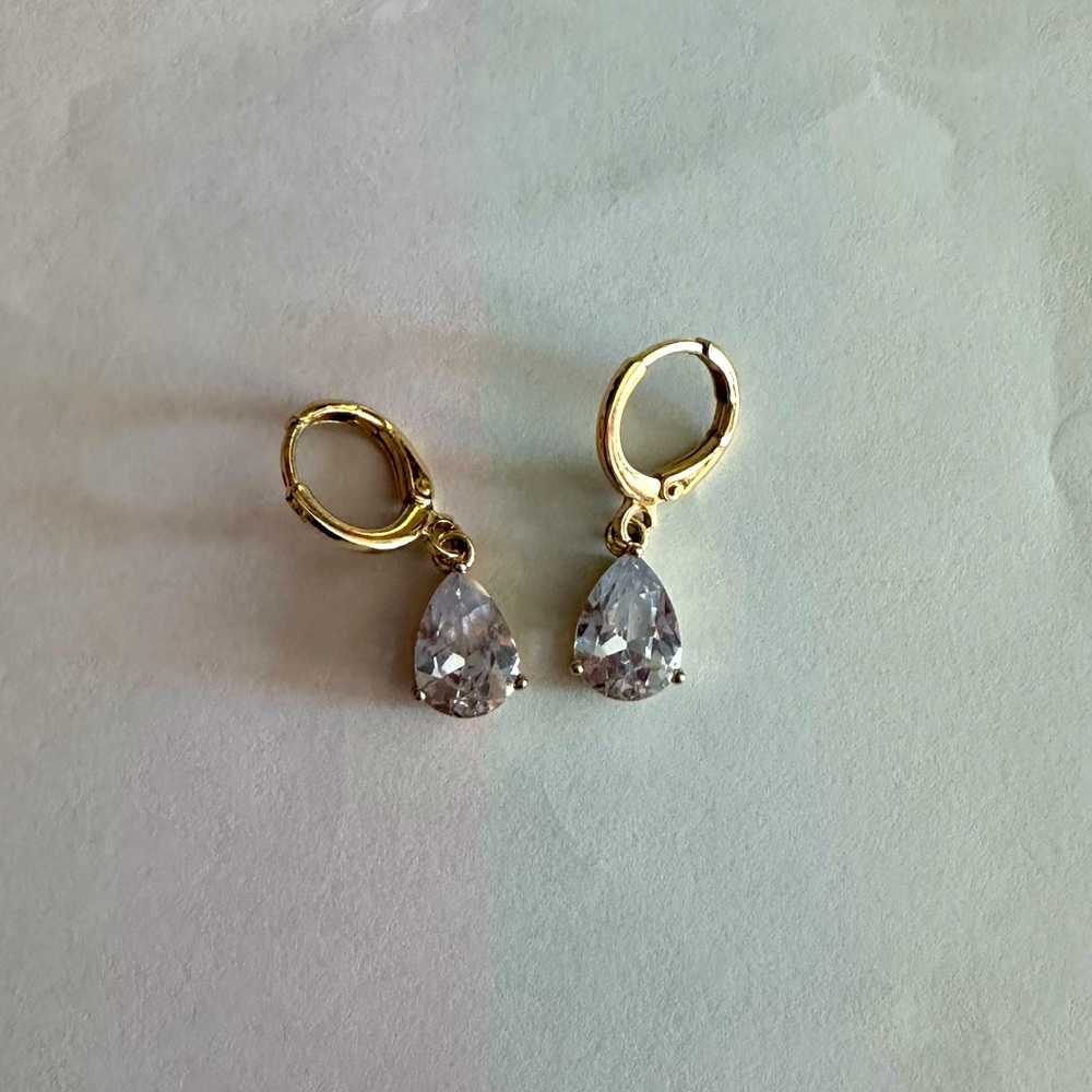 NEW Gold and Dimond Dangling Earrings. Super Cute!!
